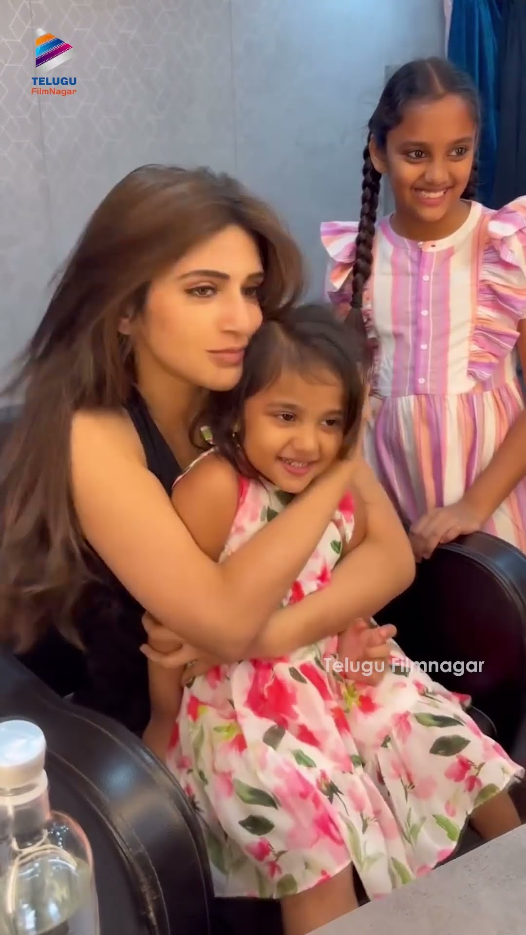 బుజ్జి పాపని ఎత్తుకుని ముద్దుల వర్షం కురిపించిన శ్రీలీల ❤️ | #Sreeleela | #Kissik | #Pushpa2TheRule