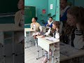 زميل في الصف لئيم أمسك بي 