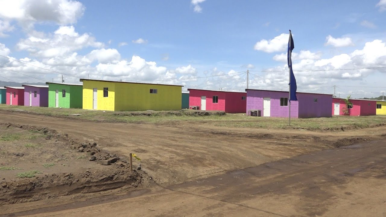 Familias reciben su vivienda en la urbanización Camino del Río - YouTube