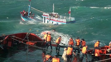 Cứu nạn thành công 12 ngư dân gặp nạn trên biển Bình Thuận