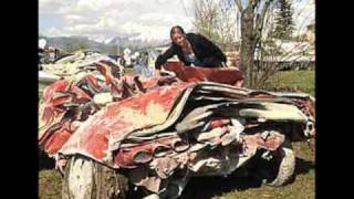 Carros destruídos.