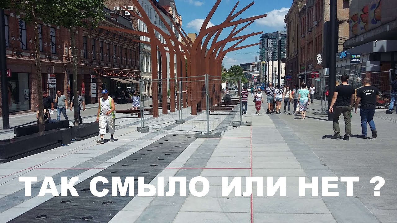 Узкие улицы иномарки целуются