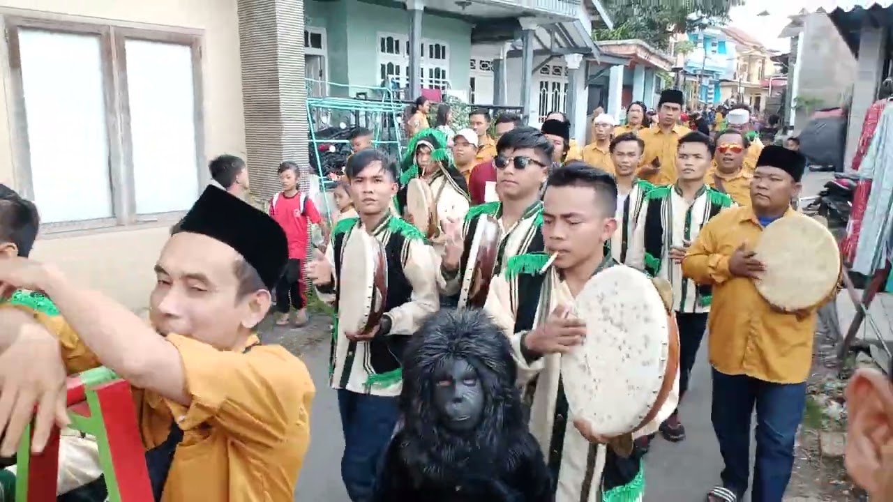 iring2an penganten pria bersama putra assyuban