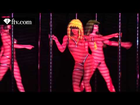 Video: Carmen Electra overtrof de Crazy Horse-dansers