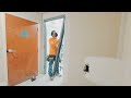 Como instalar un marco de metal para puerta en pared de drywall