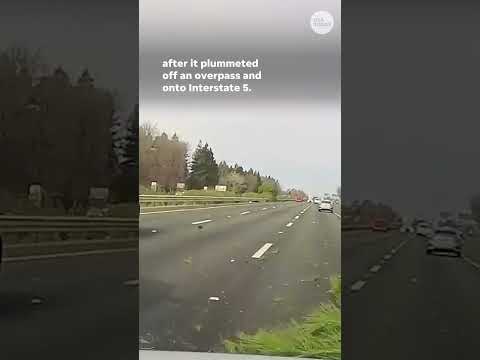 Intense dashcam video shows cars plummet off an overpass #Shorts