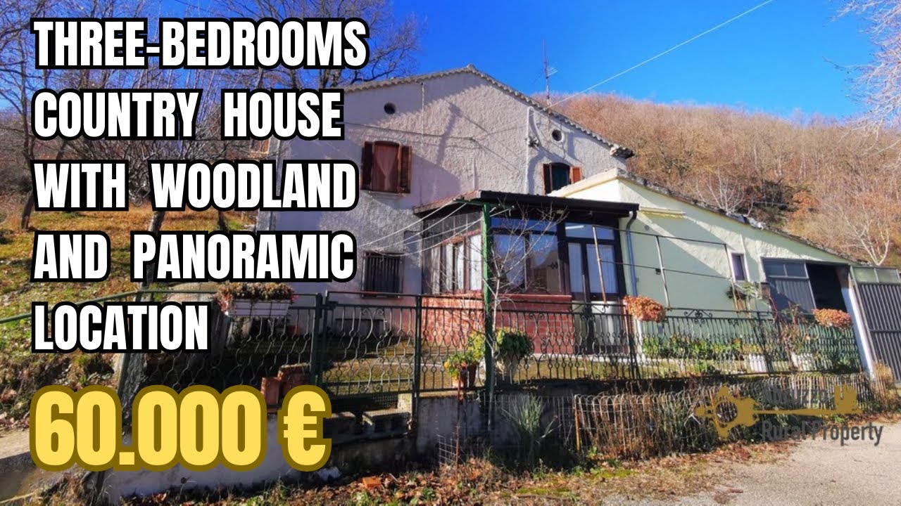 Three-bedroom country house with woodland, in a panoramic location. Fossalto