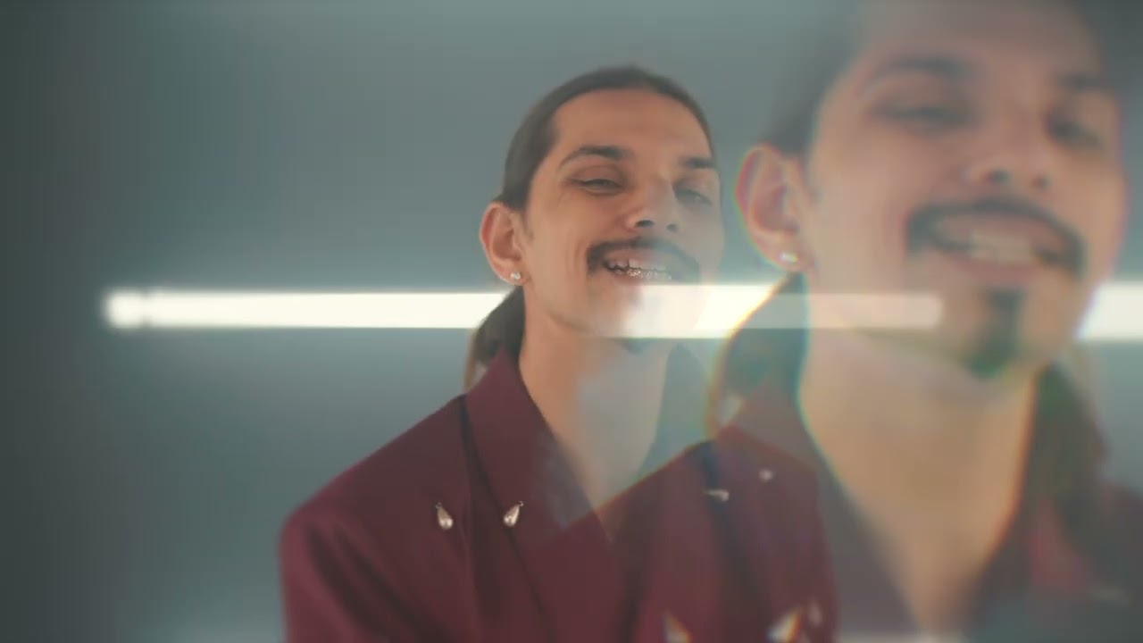 Guarda SILVER LINING (Official Music Video) su YouTube Guarda SILVER LINING (Official Music Video) su YouTube