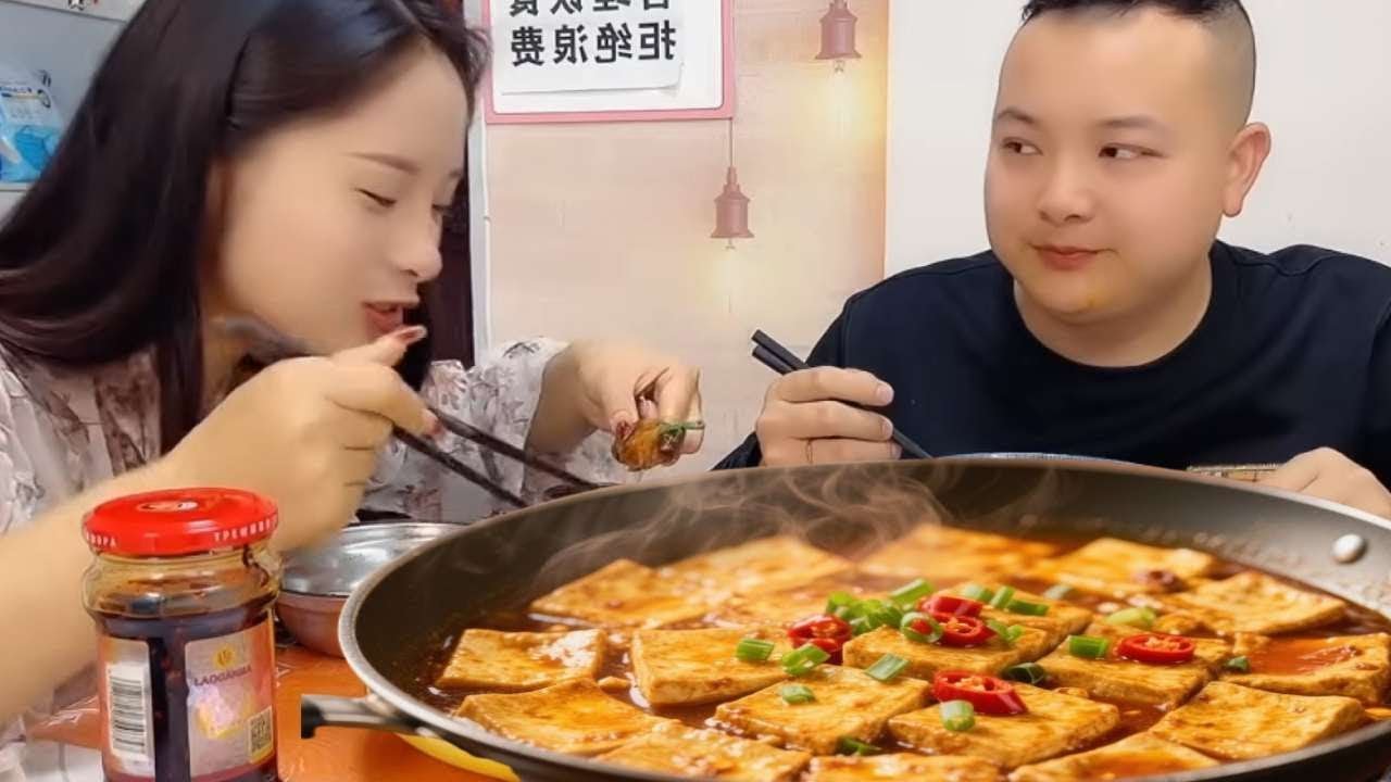 我用一块豆腐骗走了蠢老公的鸡翅和梅菜扣肉，太好吃了，他打开盖子都傻眼了！【九零后夫妻】