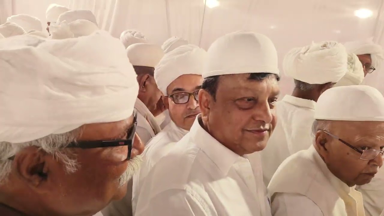 साध संगत मेल मिलाप करती हुई भंडारे  से पहले मेल मिलाप होता है 