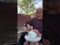 Un globo se revienta, haciendo que la abuela salte. #VidaRural