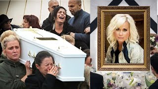 At Lorrie Morgan's tragic funeral! Our condolences to Lorrie Morgan's family, goodbye Lorrie Morgan.