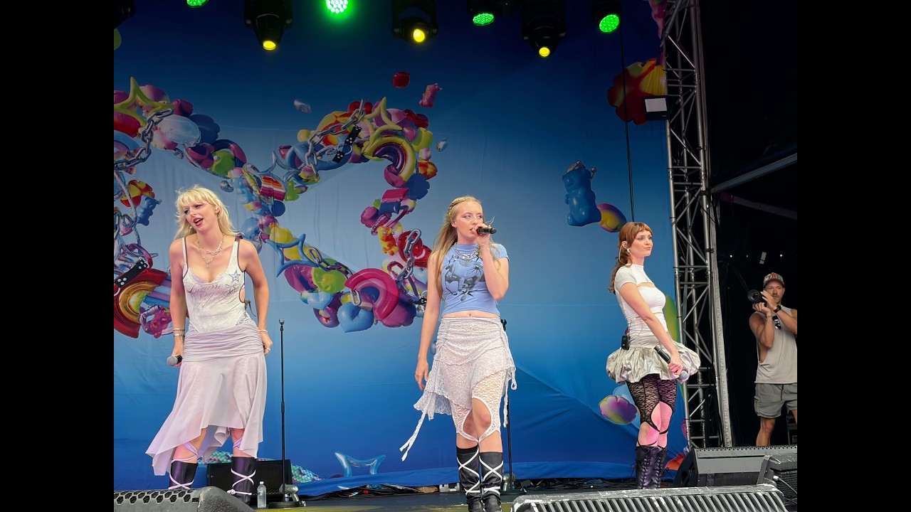 Blusher sings Kesha's Your Love Is My Drug at Mardi Gras Fair Day 2026