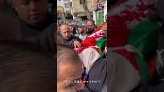 بنثر الورد على جثمانه ... عائلة الشاب "نبيل عامر" تلقي نظرة الوداع الأخيرة عليه في مخيم طولكرم