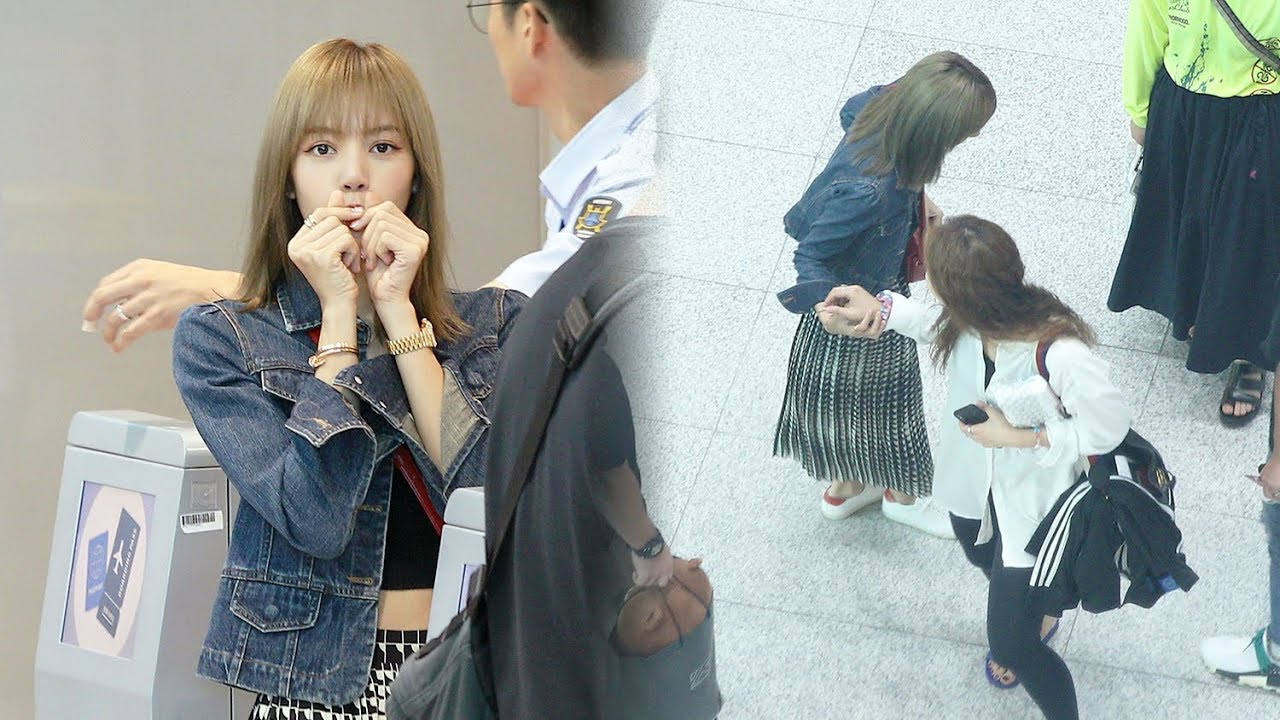 190830 블랙핑크(BLACKPINK) 리사(Lisa) 출국 Departure (팬에게 받은 선물 챙기는 리사) [인천공항] 4K 직캠 by 비몽