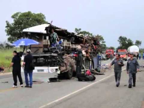 ACIDENTE COM  CARRETA E ÔNIBUS 15 MORTOS