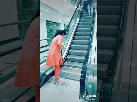 Yürüyen merdivene binmeye korkan kadın