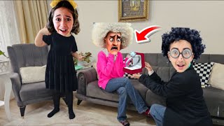 Esma Sevgi̇li̇ler Günü Hedi̇yesi̇ni̇ Mahvetti̇ Gerçek Hayatta Scary Teacher Evi̇ne Gi̇rdi̇k