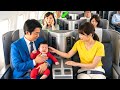 億万長者の赤ちゃんが飛行機の中で泣き止まなかった。すると、ある恥ずかしがり屋の女性がたった3分で赤ちゃんを落ち着かせた。