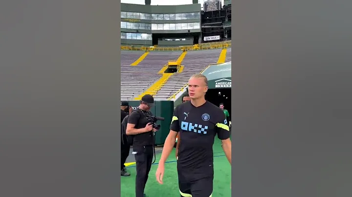 Jack Grealish, Erling Haaland, and Manchester City take the pitch at Lambeau Field 👀