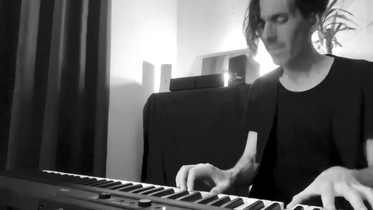 Mira Marc Lowe - Two piano songs live: "White Pearl" and "Non-Entity" (filmed on July 15, 2025) en YouTube Mira Marc Lowe - Two piano songs live: "White Pearl" and "Non-Entity" (filmed on July 15, 2025) en YouTube
