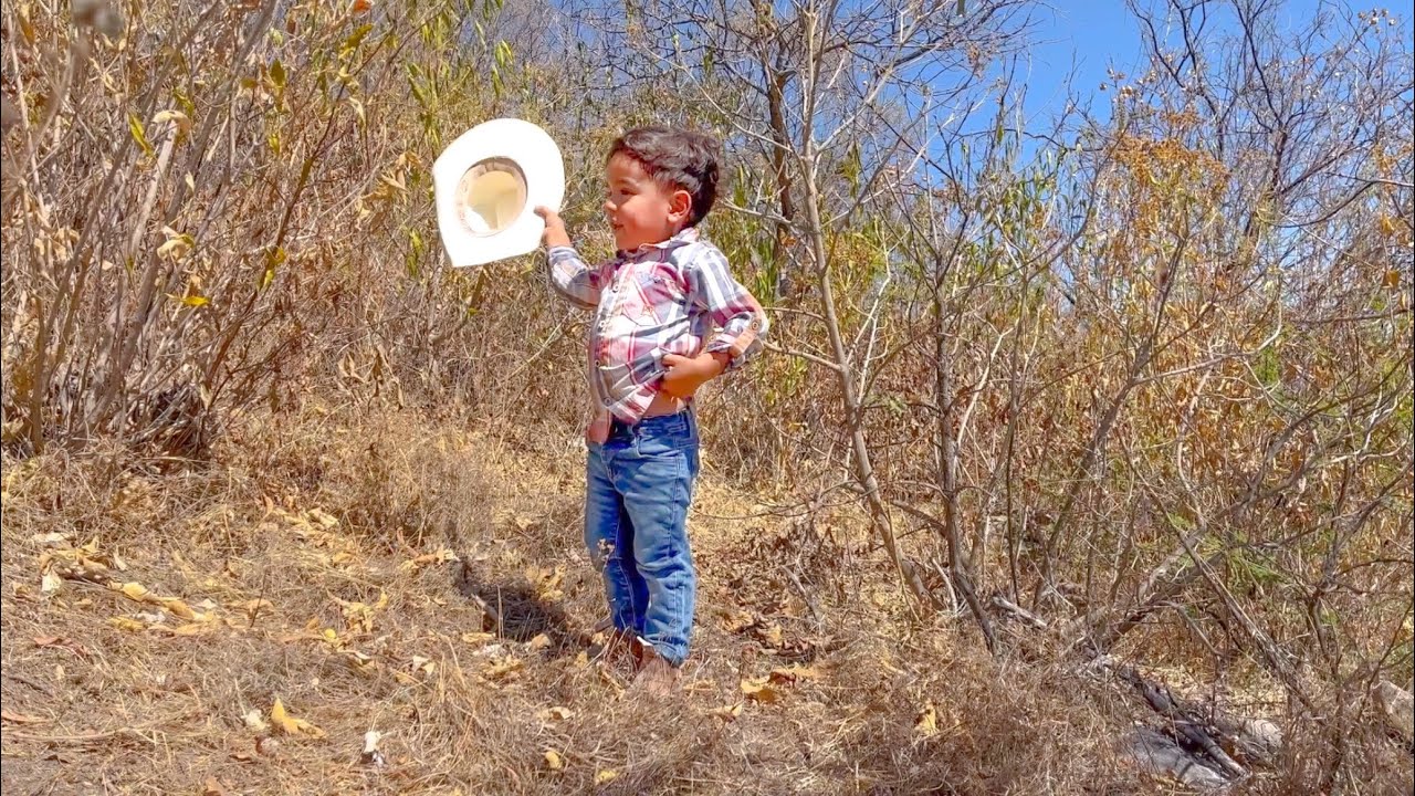 Este Niño de rancho no le teme al cerro, ni a la calor, así lo educo ...