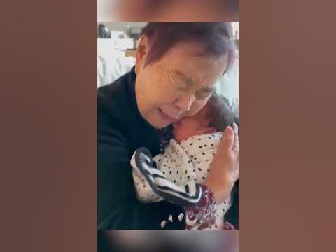 Бабушка и дедушка впервые встречаются с внуком - YouTube