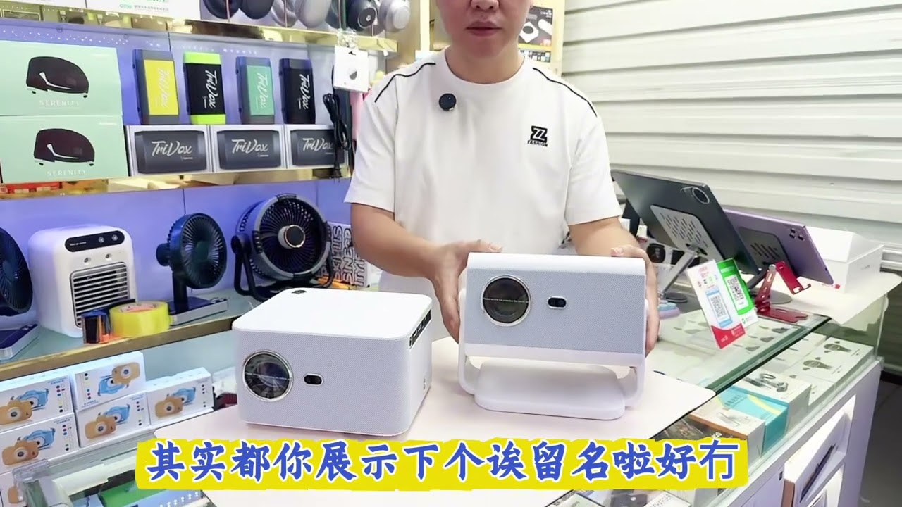 🎇華強北➡Lucy又有驚喜⭐給大家😘4K高清升級版投影機➡1500流明，只需要💰1180蚊，港幣1對1👍新款藍牙耳機帶有直播麥克風🎤💰88蚊，音質很好👌🏻