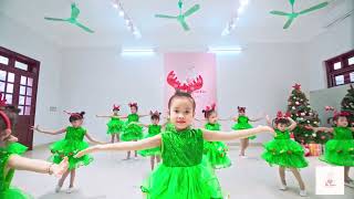 Video thumbnail of "We Wish You A Merry Christmas - The Queen Dance Studio"
