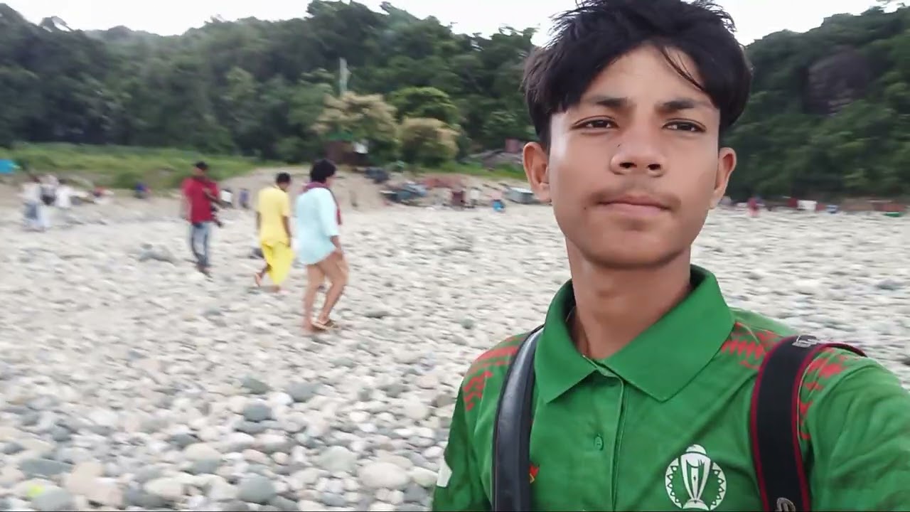 আকাশে মেঘ আসার পূর্বের মুহুর্ত কেমন দেখুন জাফলং জিরো পয়েন্ট সিলেট।