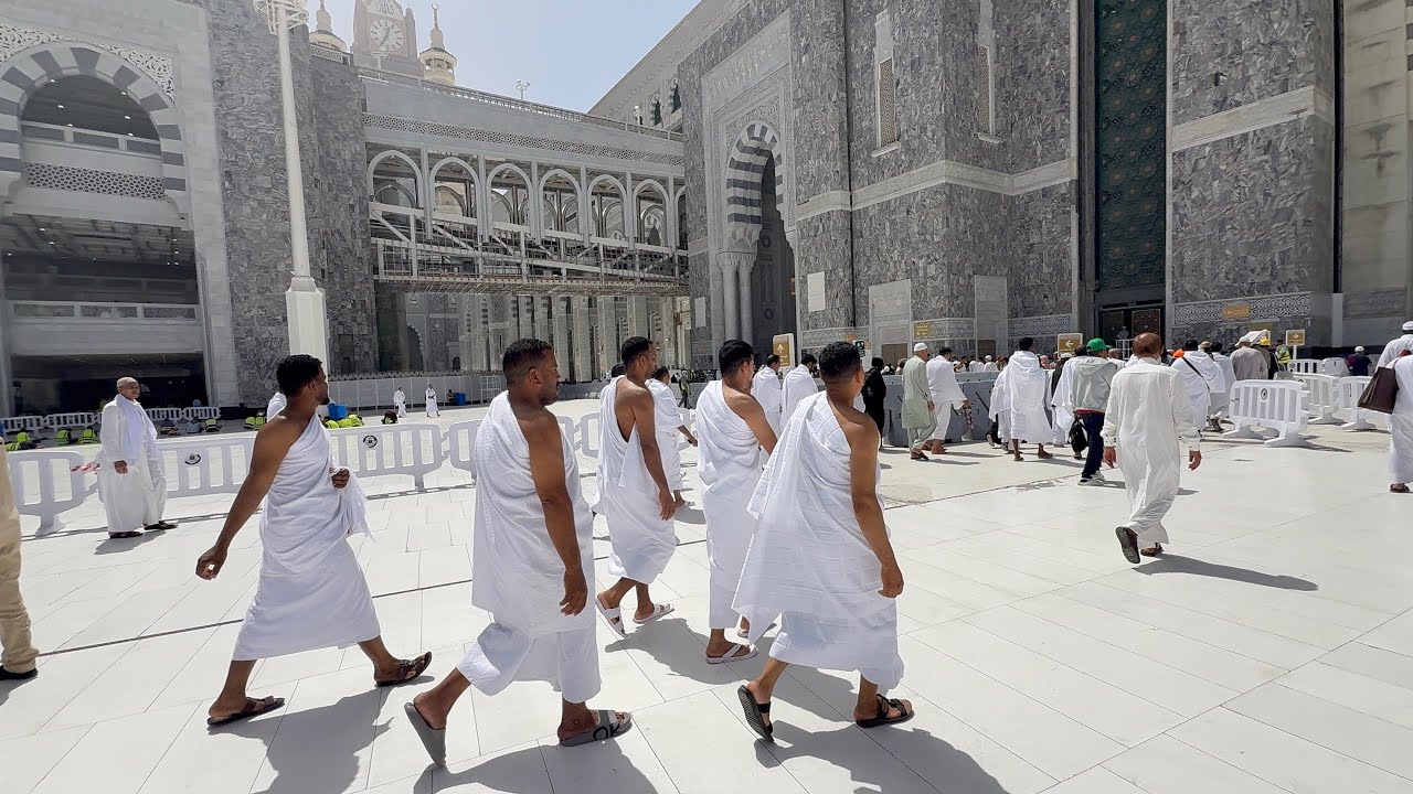 After Zuhar Namaz Prayer Walking in Makkah Masjid Ul Haram in Ramadan 