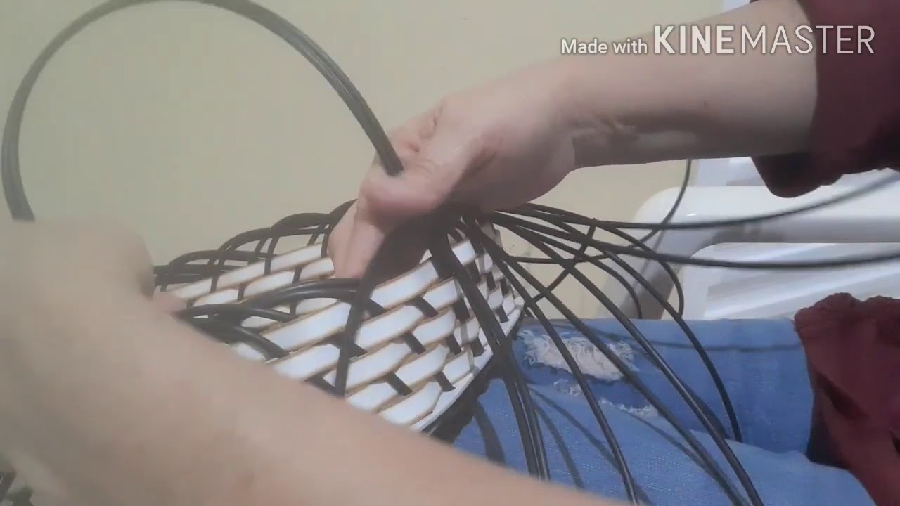 Fruteira em fita sintética, com  decopagem.