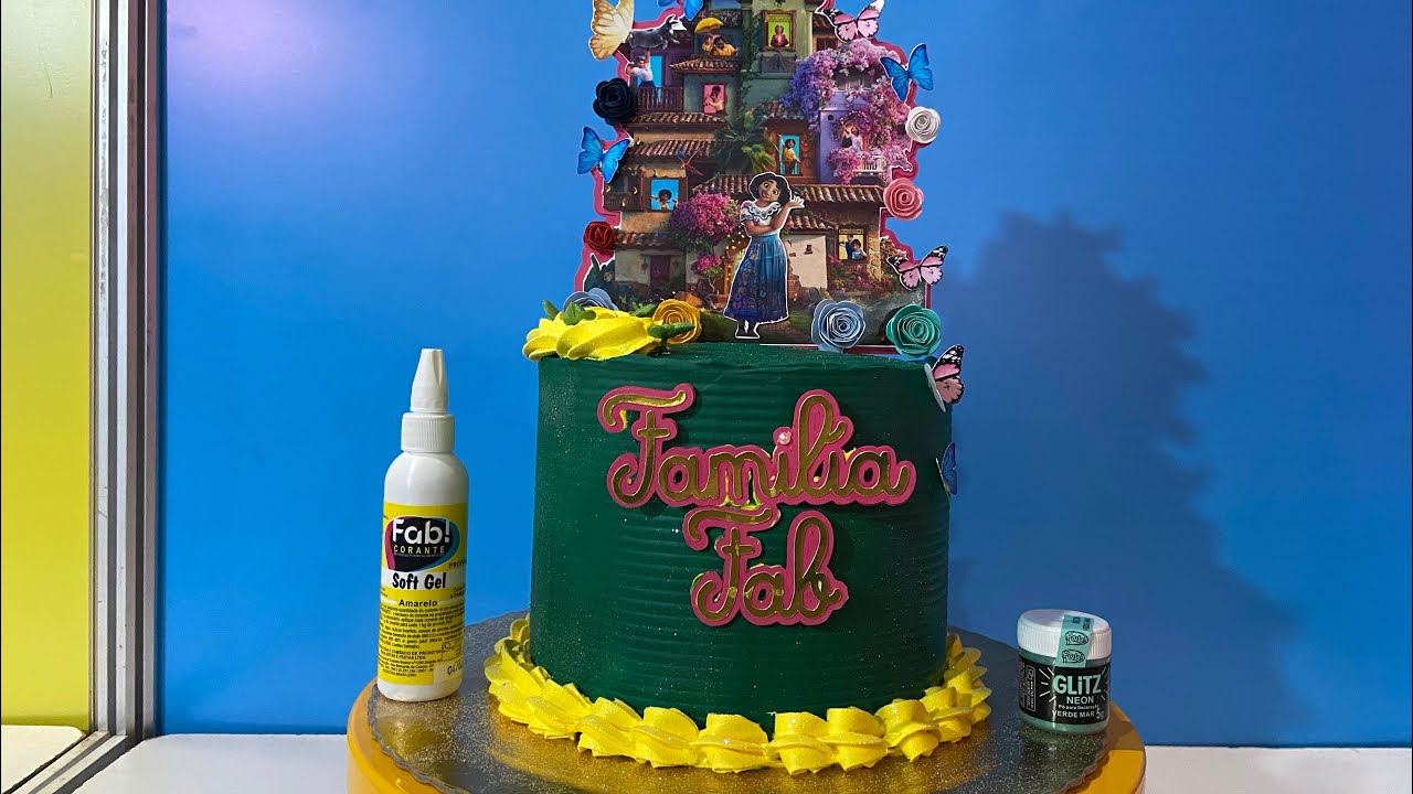 Cakes Michelle on X: Bolo decorado em chantilly com tema