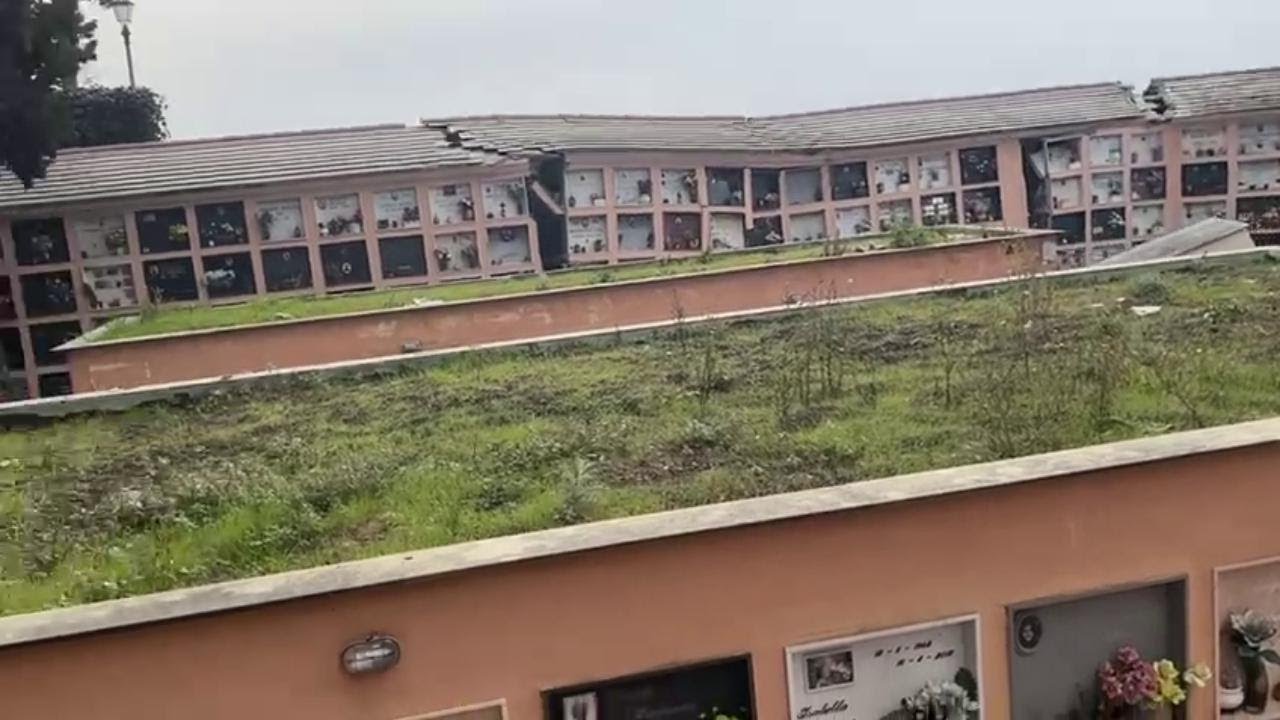 Camogli, frana al cimitero e bare che finiscono in mare: il momento del crollo