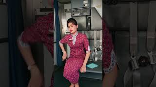 Liat secara langsung Pramugari Cantik duduk dan menggunakan sabuk pengaman