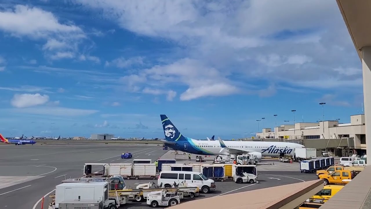 🛬 Arriving at Honolulu Hawaii, Walking & Exploring Daniel K. Inouye International Airport (HNL)