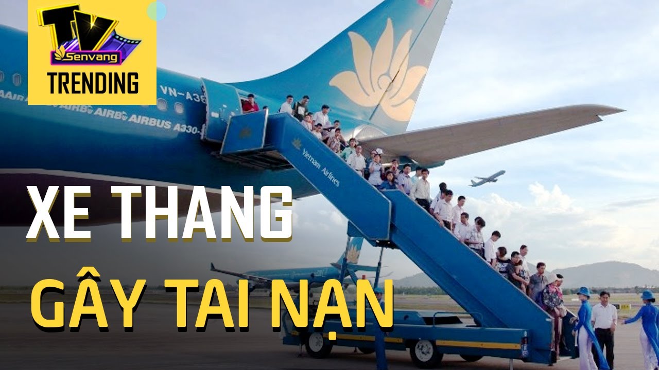 Hành khách t.ử v.o.n.g do trượt chân ngã trên xe thang... - youtube
