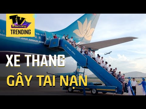 Video Hành khách t.ử v.o.n.g do trượt chân ngã trên xe thang... - youtube