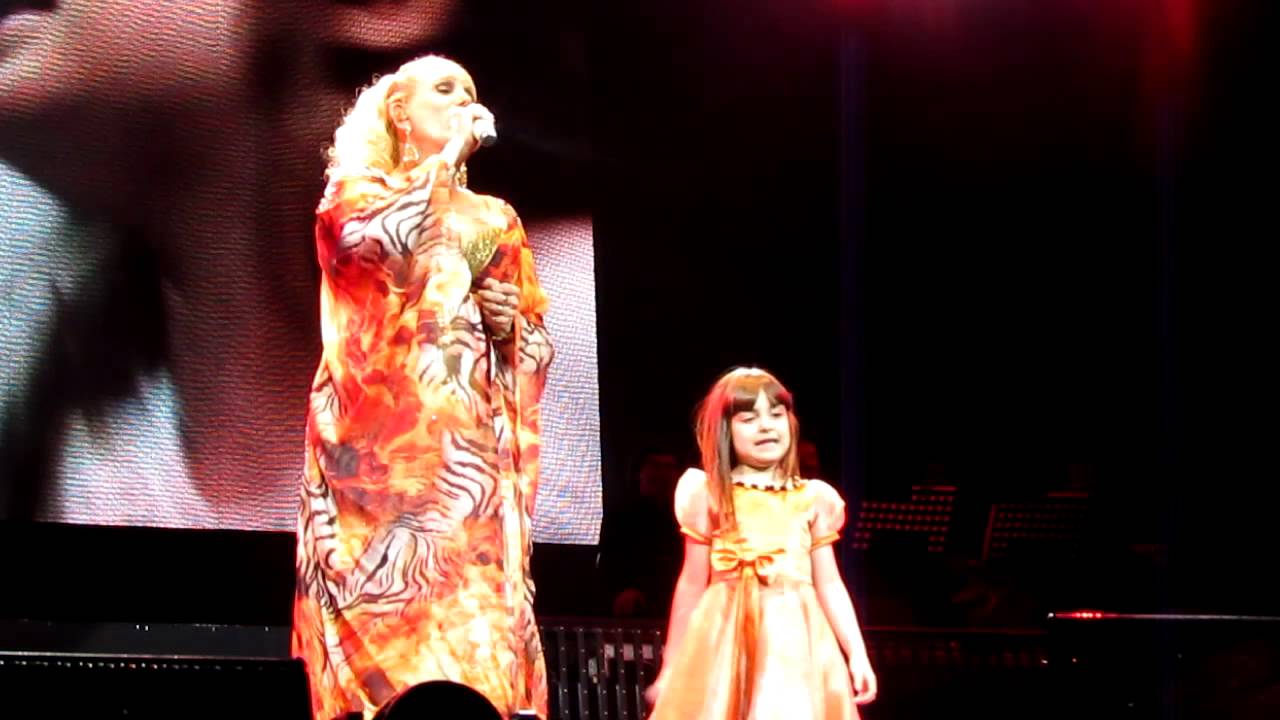 VALERIA LYNCH /FUERA DE MI VIDA/ VALERIA Y  GUADALUPE MANENT/ (Adriana Camaño)