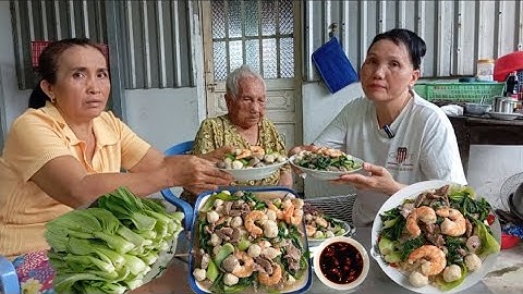 Bà lão 101 tuổi ăn hủ tiếu xào thập cẩm tôm thịt bò cải thìa | Món ăn lạ miệng Bà ăn rất ngon