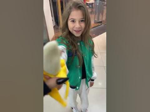 Песня Миланы Хаметовой в ТЦ - YouTube
