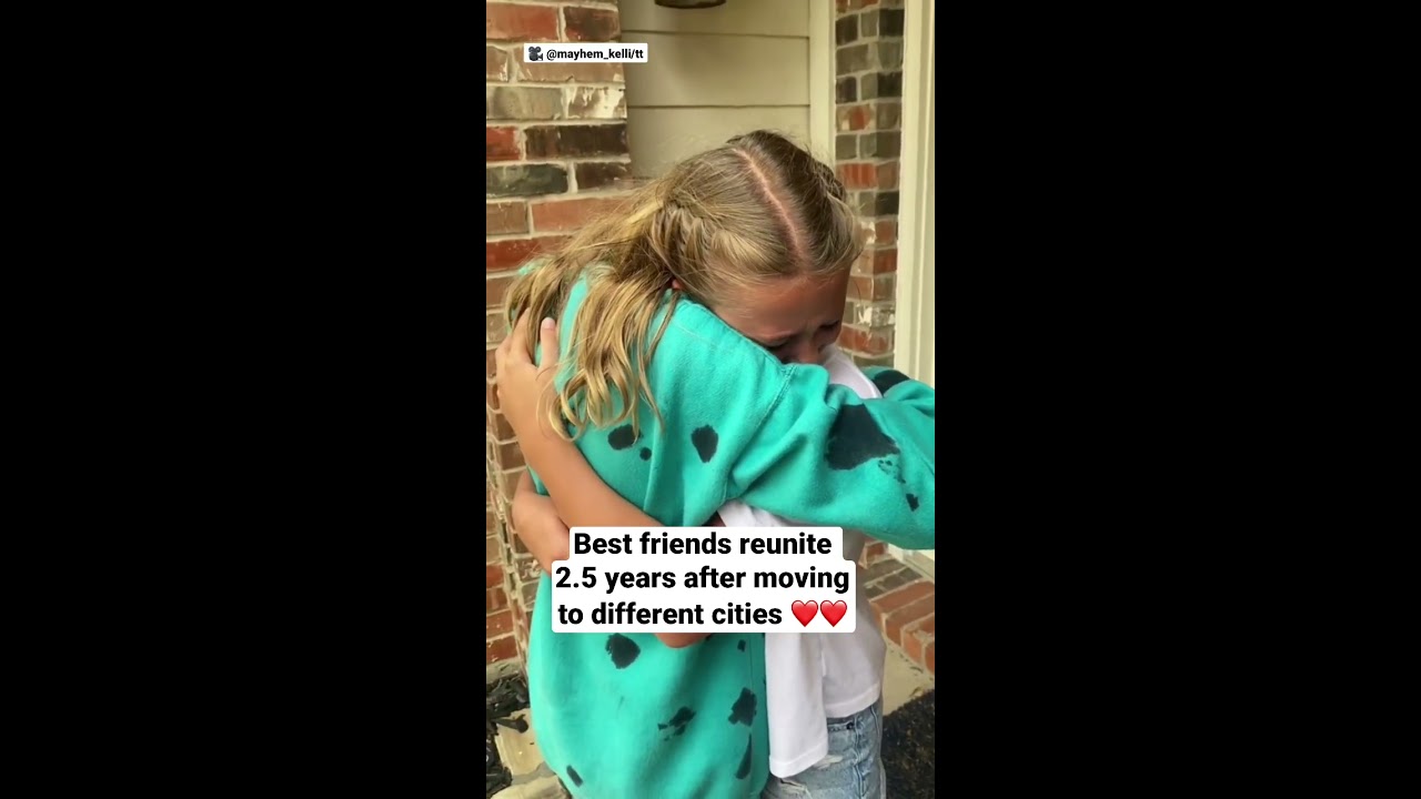 Best Friends Reunite 2 5 Years After Moving To Different Cities 