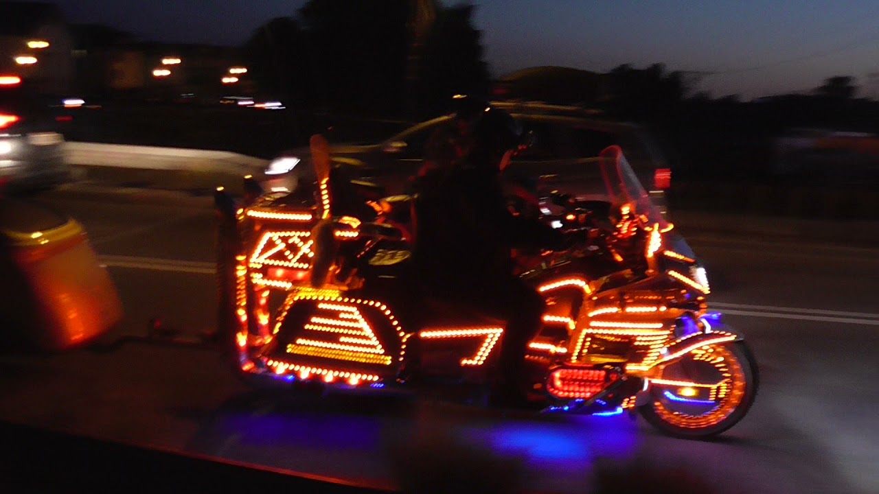 Bike Week Łeba 2021 - nocna parada ulicami Łeby z pochodniami 12-08-2021