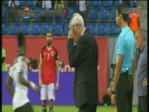 لاعب منتخب غانا يبصق في وجه هيكتور كوبر في مباراة مصر وغانا