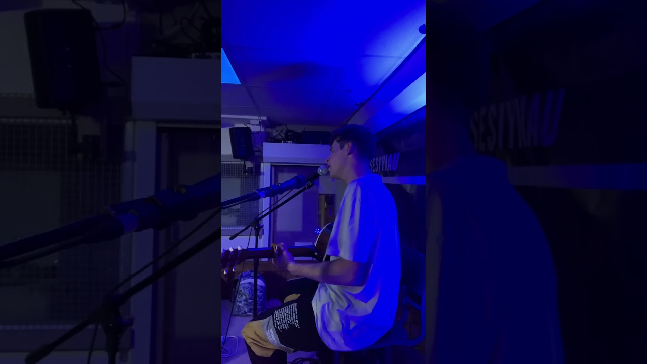 Wonderwall - Live Performance 