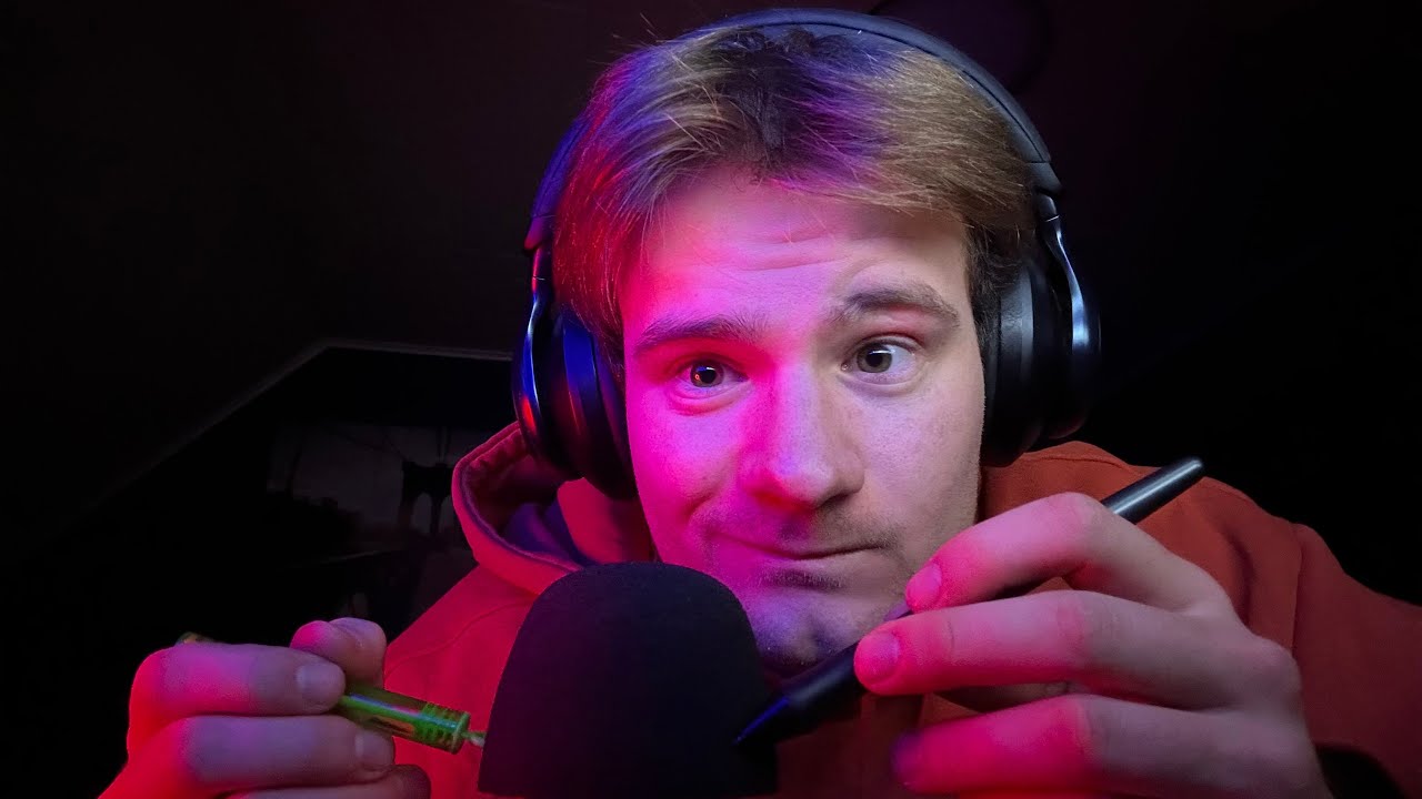 ASMR Scratching triggers on the mic