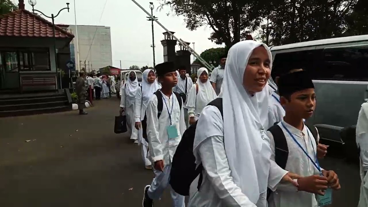 Detik detik kedatangan peserta wisuda tahfidz 1_ ke pendopo si panji_ 2023