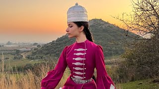 Красивый адыгский танец на закате. Аушагирский къафэ. Circassian dance Aushagir Kafa.