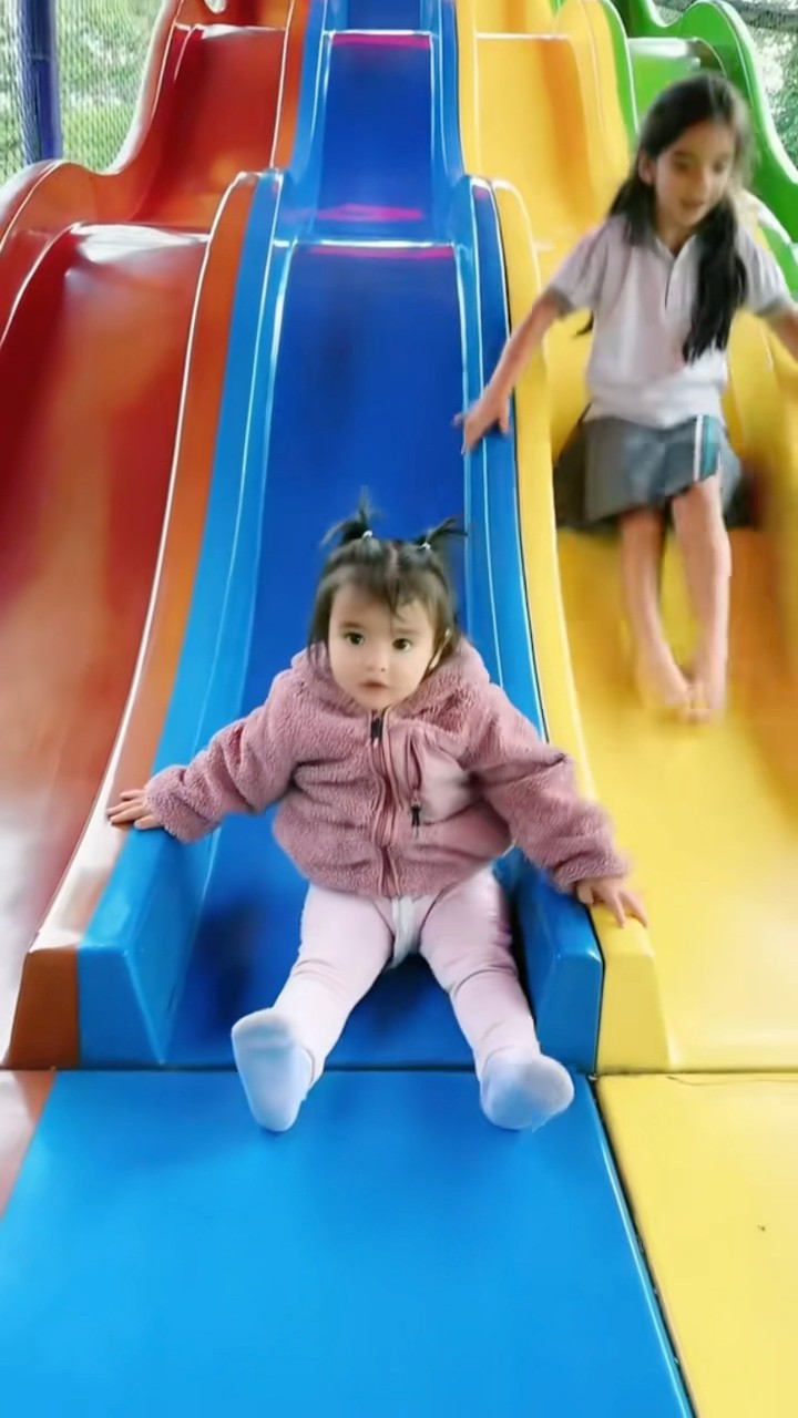 Mi hija Isabella por primera se tira por un TOBOGÁN gigante??