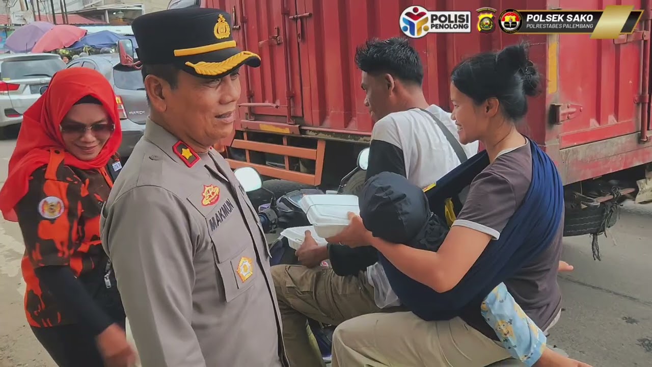 Wujud Kepedulian, Polsek Sako Bagikan Ratusan Paket Takjil di Jl. Sematang